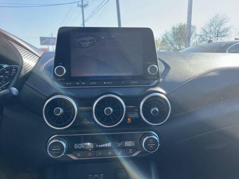 Nissan Sentra Vehicle Image 11