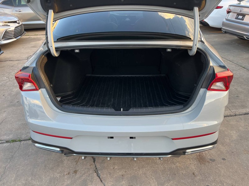 Kia K5 Vehicle Image 09