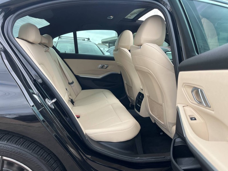 BMW 3 Series Vehicle Image 10