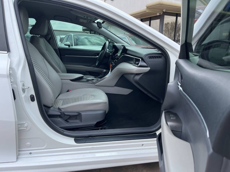 Toyota Camry Vehicle Image 12