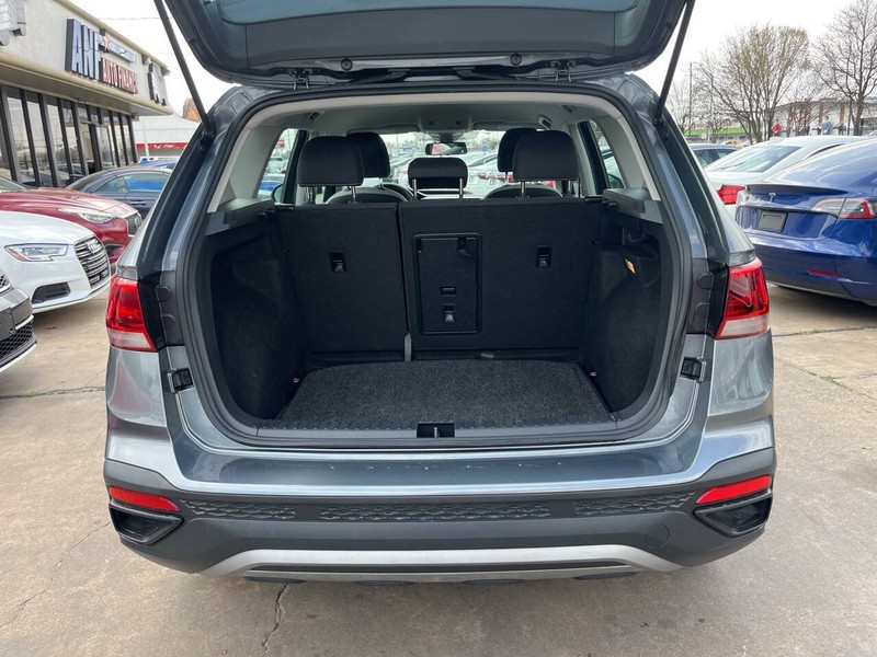 Volkswagen Taos Vehicle Image 09