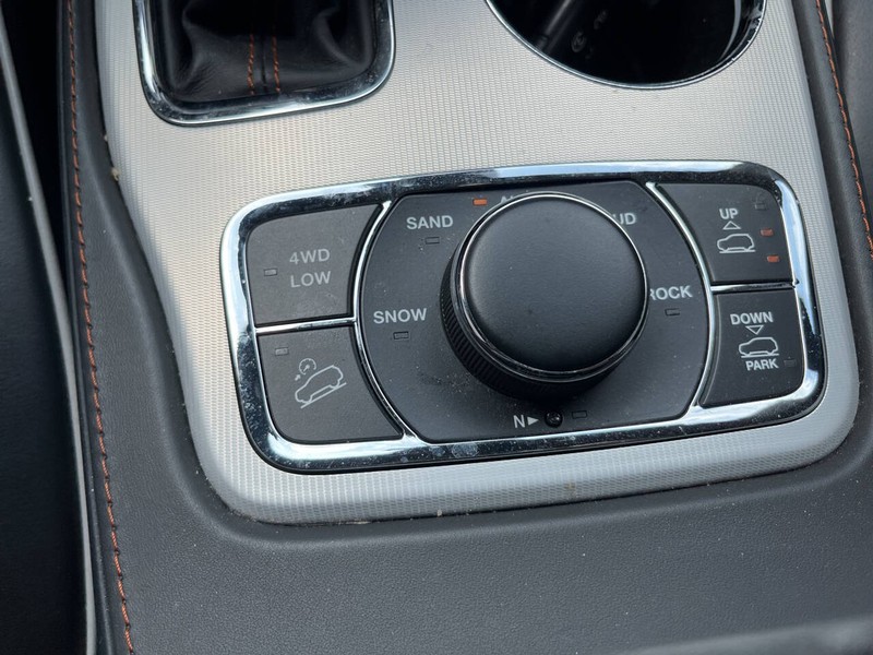 Jeep Grand Cherokee Vehicle Image 15