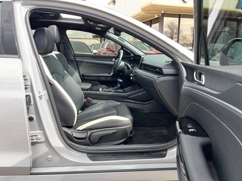 Kia K5 Vehicle Image 11