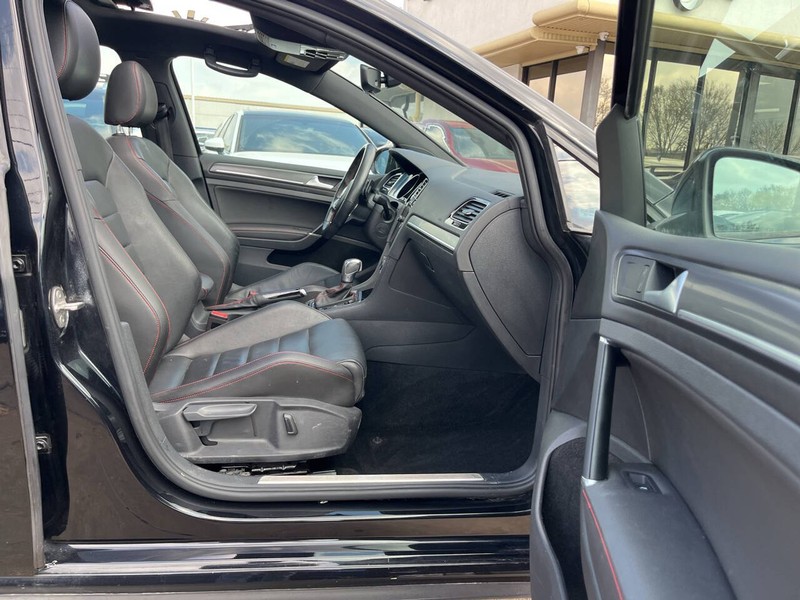 Volkswagen Golf GTI Vehicle Image 12