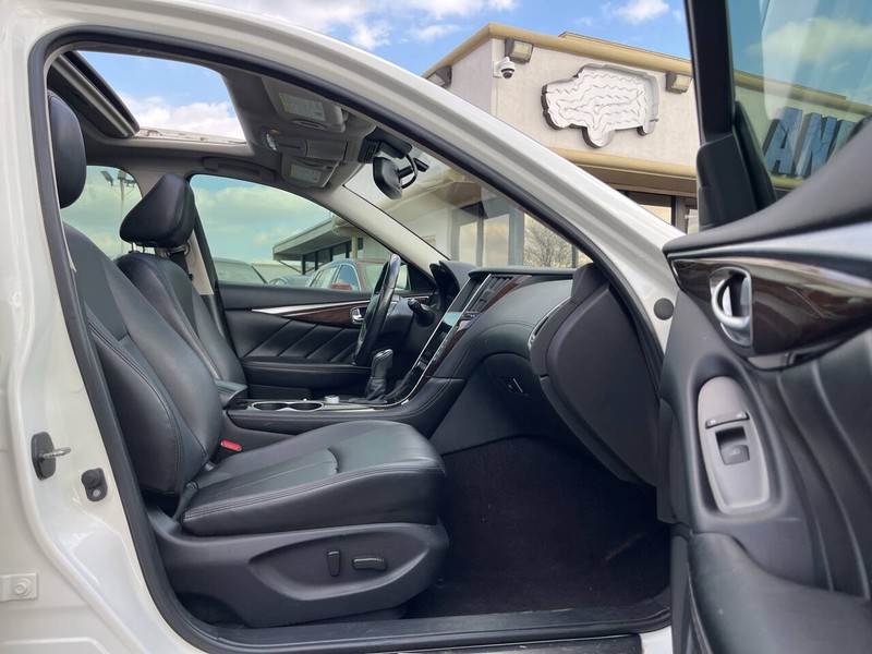 INFINITI Q50 Vehicle Image 11