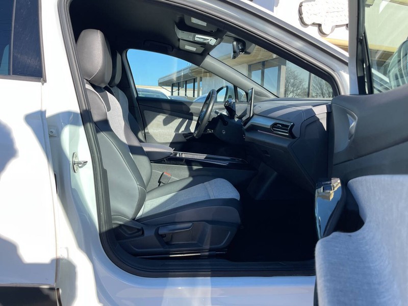 Volkswagen ID.4 Vehicle Image 11