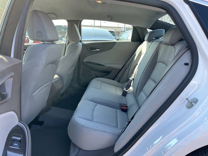 Chevrolet Malibu Vehicle Image 08