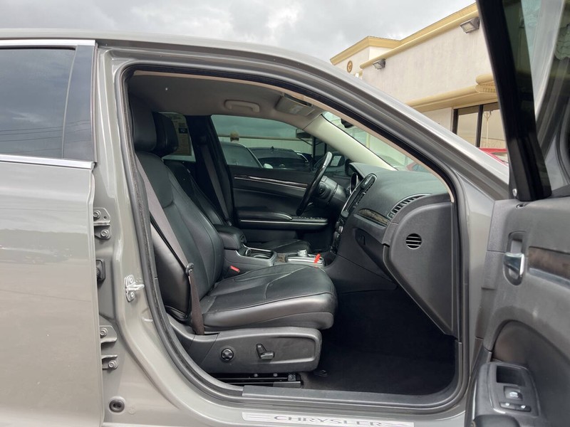 Chrysler 300 Vehicle Image 11