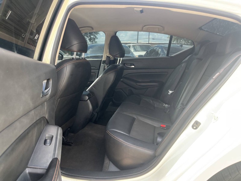 Nissan Altima Vehicle Image 08