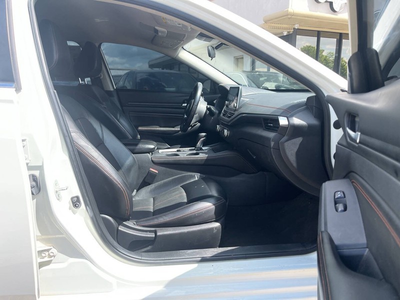 Nissan Altima Vehicle Image 10