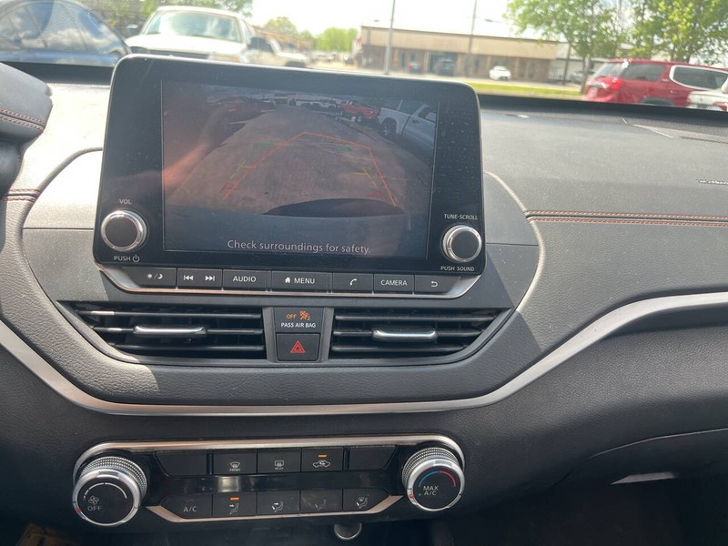 Nissan Altima Vehicle Image 11