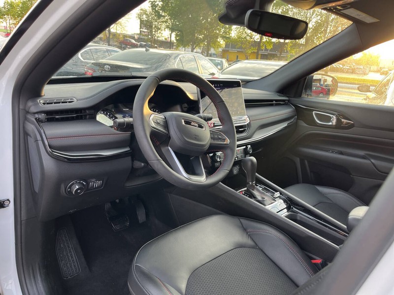 Jeep Compass Vehicle Image 14