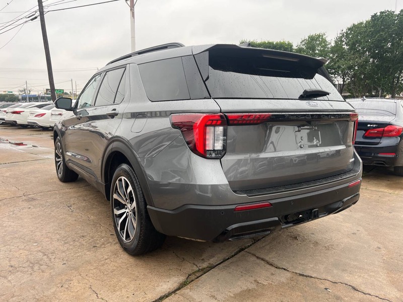 Ford Explorer Vehicle Image 03