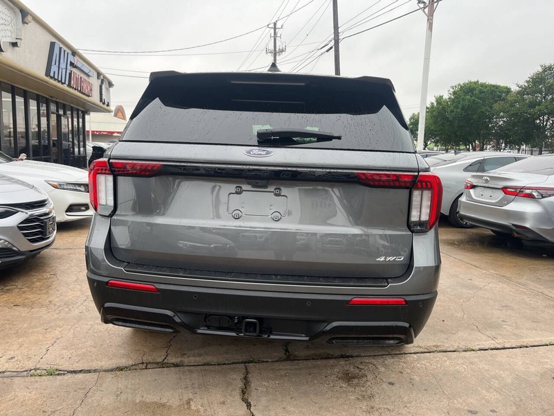 Ford Explorer Vehicle Image 04