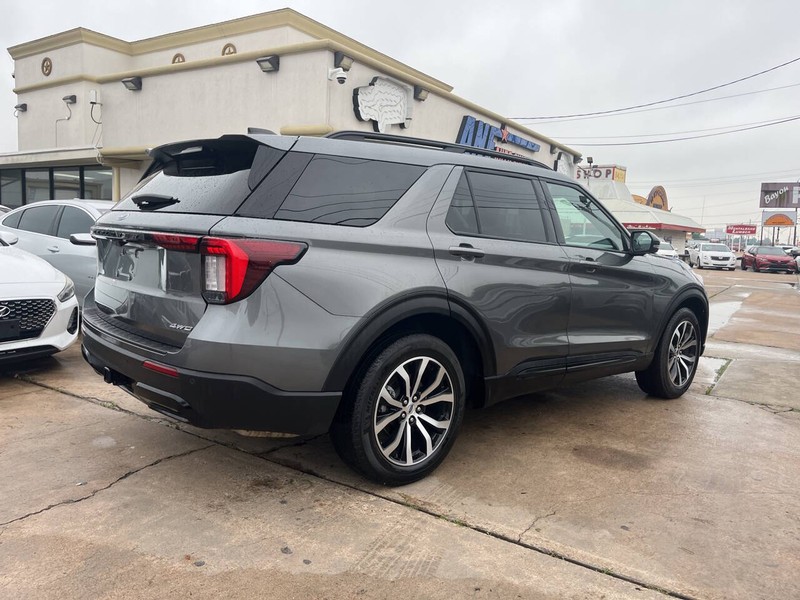 Ford Explorer Vehicle Image 05