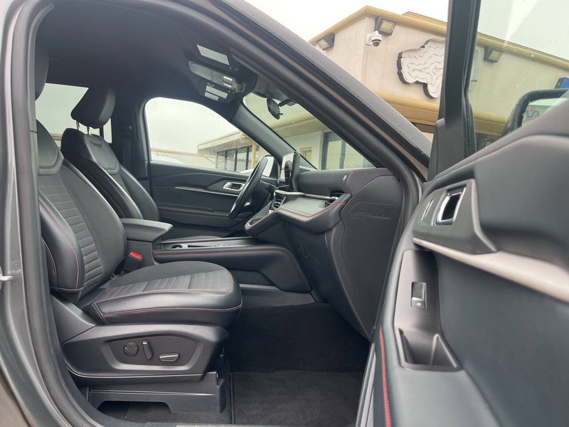 Ford Explorer Vehicle Image 13