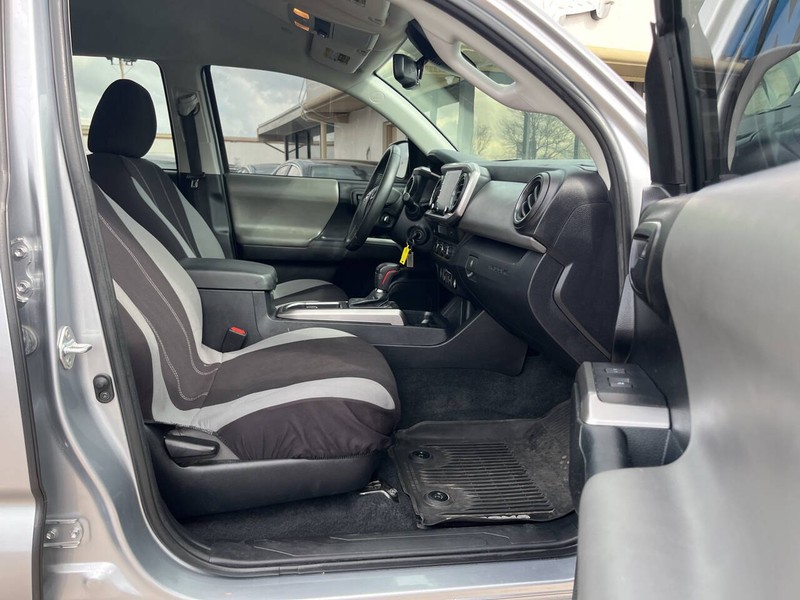 Toyota Tacoma Vehicle Image 13