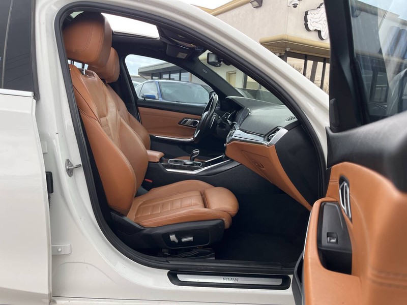 BMW 3 Series Vehicle Image 11