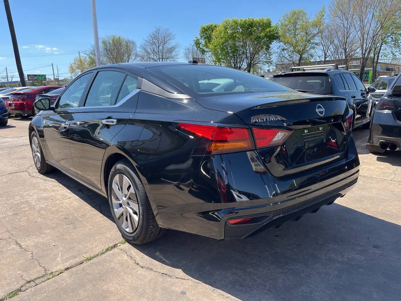 Nissan Altima Vehicle Image 03