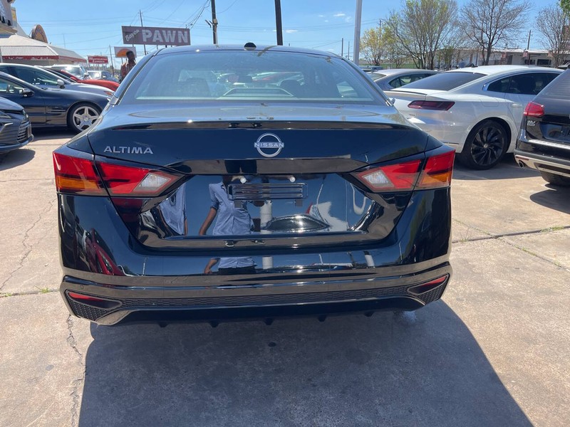 Nissan Altima Vehicle Image 04