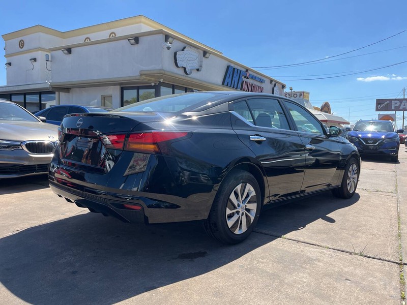 Nissan Altima Vehicle Image 05