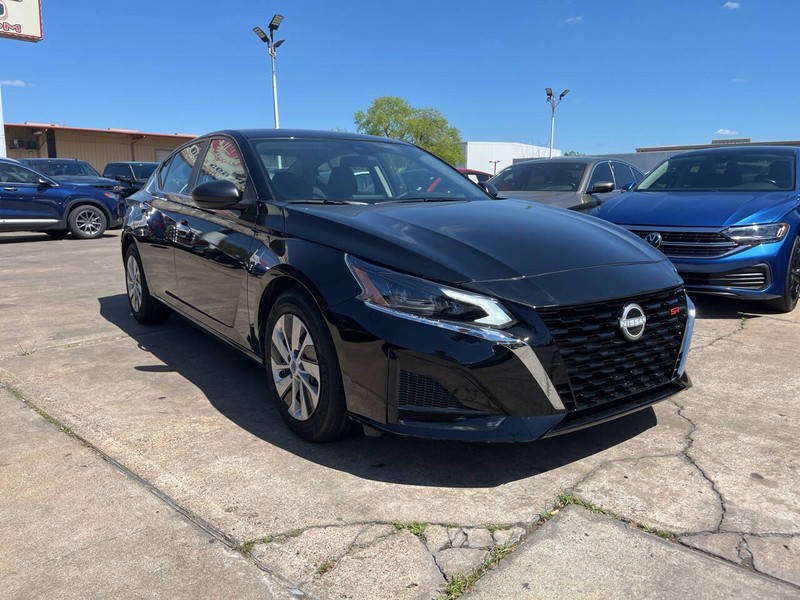 Nissan Altima Vehicle Image 06