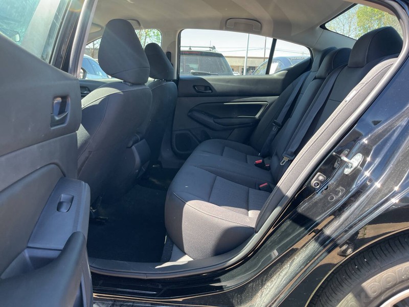 Nissan Altima Vehicle Image 08