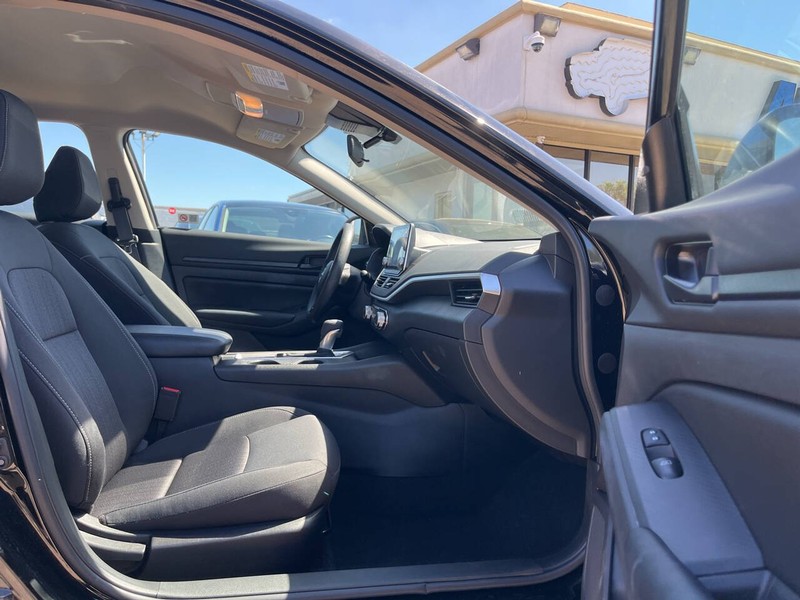 Nissan Altima Vehicle Image 10