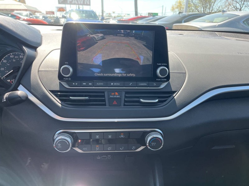 Nissan Altima Vehicle Image 11