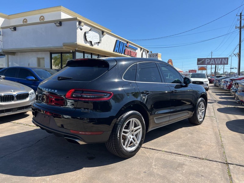Porsche Macan Vehicle Image 05