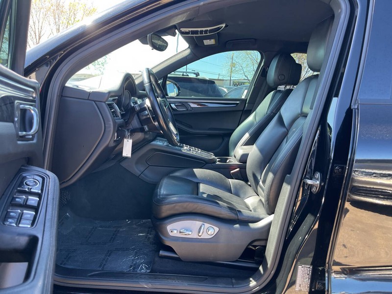 Porsche Macan Vehicle Image 07