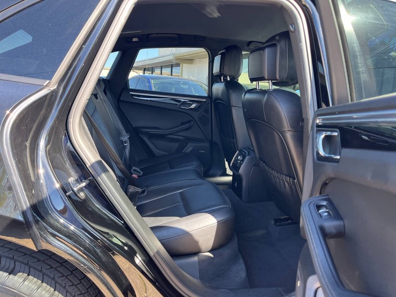 Porsche Macan Vehicle Image 10