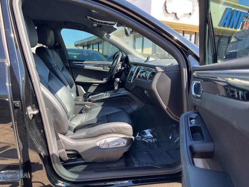 Porsche Macan Vehicle Image 11