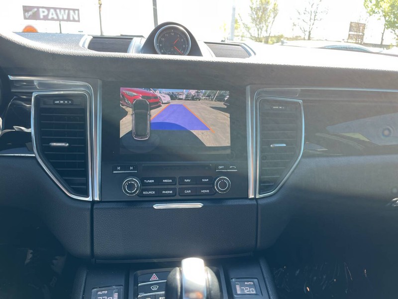 Porsche Macan Vehicle Image 12
