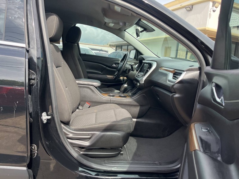 GMC Acadia Vehicle Image 12