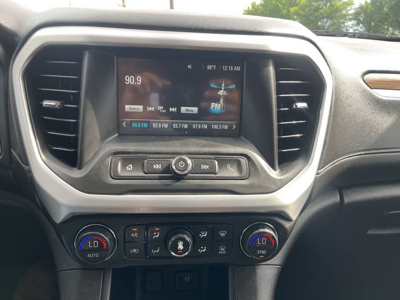 GMC Acadia Vehicle Image 14