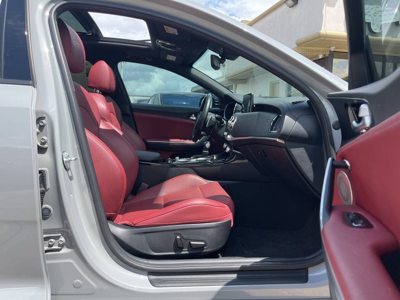 Kia Stinger Vehicle Image 11