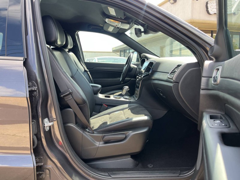 Jeep Grand Cherokee Vehicle Image 11