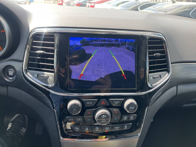 Jeep Grand Cherokee Vehicle Image 12