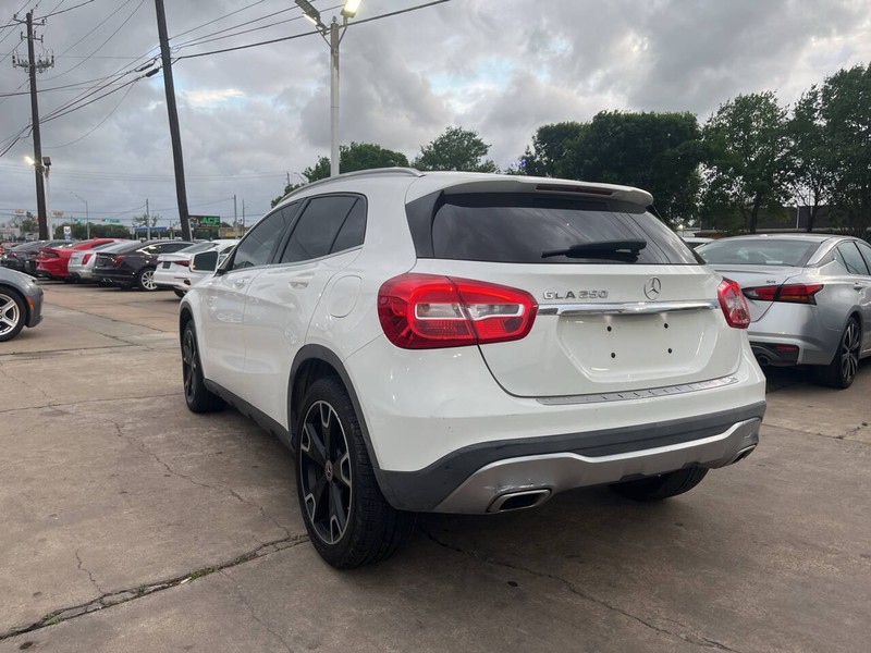 Mercedes-Benz GLA Vehicle Image 03