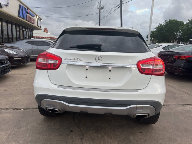 Mercedes-Benz GLA Vehicle Image 04