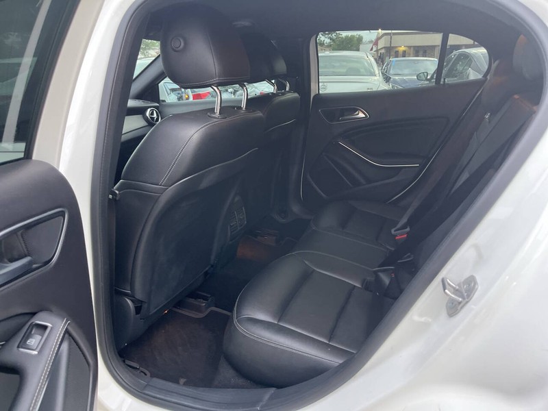 Mercedes-Benz GLA Vehicle Image 08