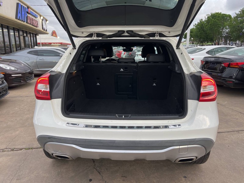 Mercedes-Benz GLA Vehicle Image 09