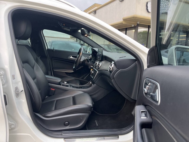 Mercedes-Benz GLA Vehicle Image 11
