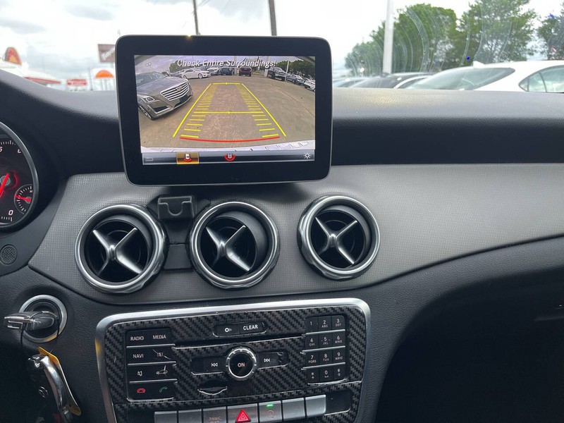 Mercedes-Benz GLA Vehicle Image 12
