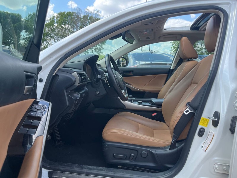 Lexus IS 300 Vehicle Image 07