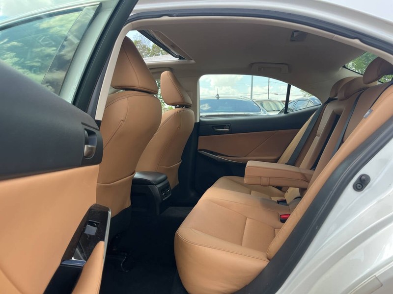 Lexus IS 300 Vehicle Image 08