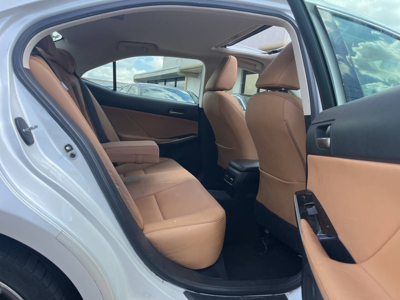 Lexus IS 300 Vehicle Image 10