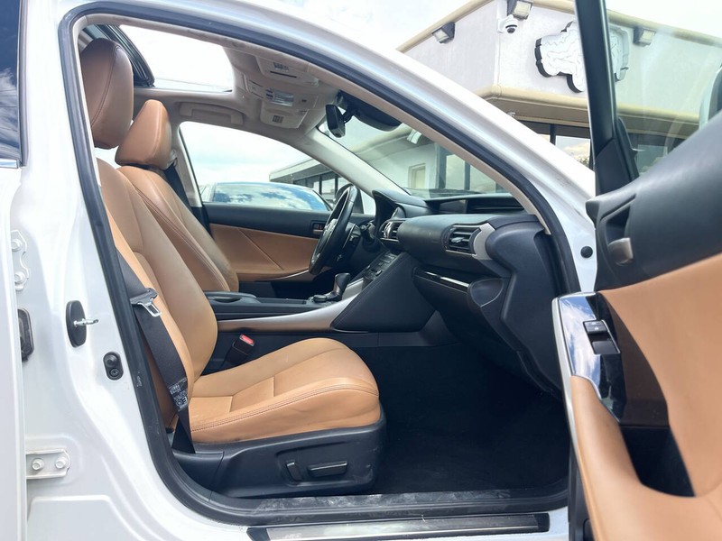 Lexus IS 300 Vehicle Image 11