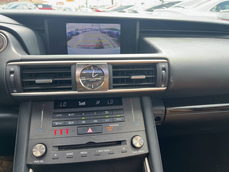 Lexus IS 300 Vehicle Image 12